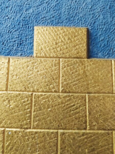 Goldmauer an der Hauptstraße